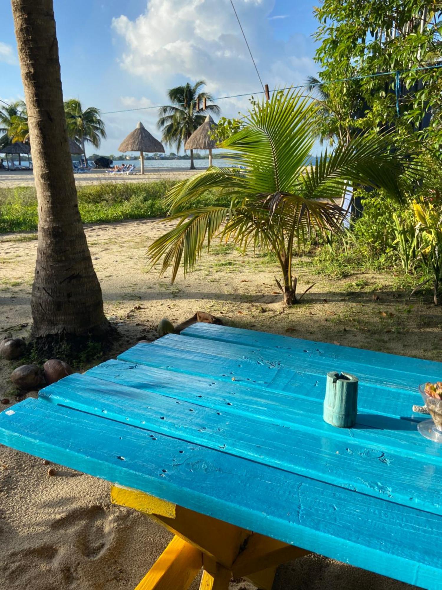 Anda Di Hows Hostel Placencia Exterior foto