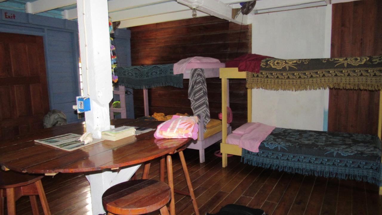 Anda Di Hows Hostel Placencia Exterior foto